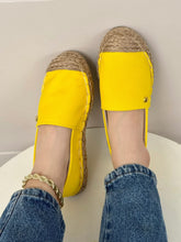 Cargar imagen en el visor de la galería, ESPADRILLA HOMENAJE DE LA MUJER A LA SELLECION COLOMBIA
